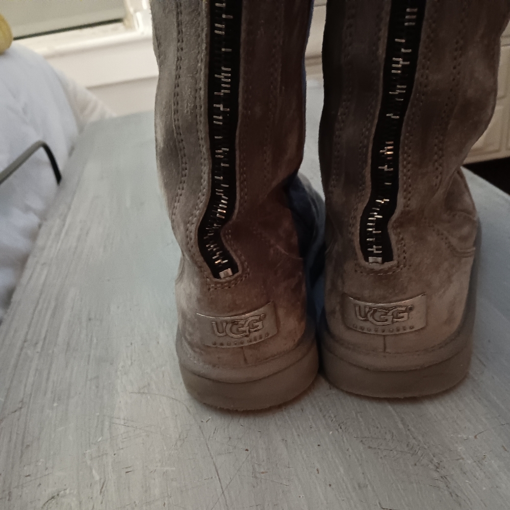 UGGS - Picture 2 of 5